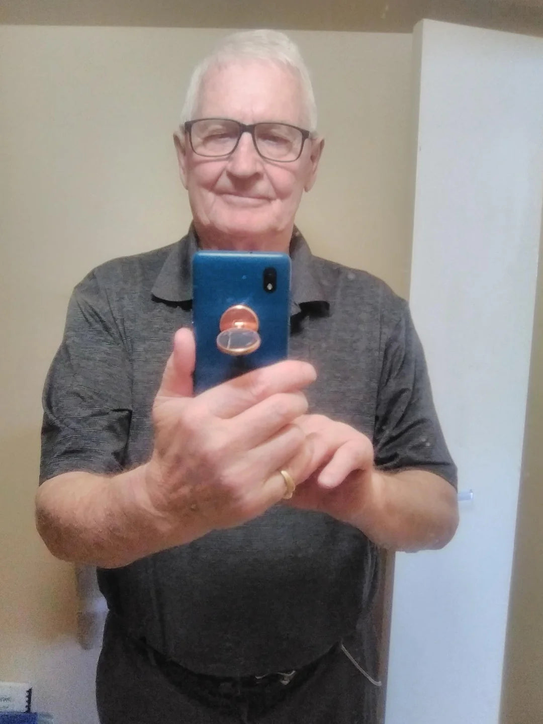 files/my-77yr-old-dad-sent-me-his-first-selfie-i-think-hes-too-v0-pw5fbmc29of91.webp
